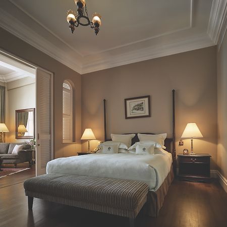 Eastern & Oriental Hotel George Town  Kültér fotó A bedroom at the Mandarin Oriental, Munich