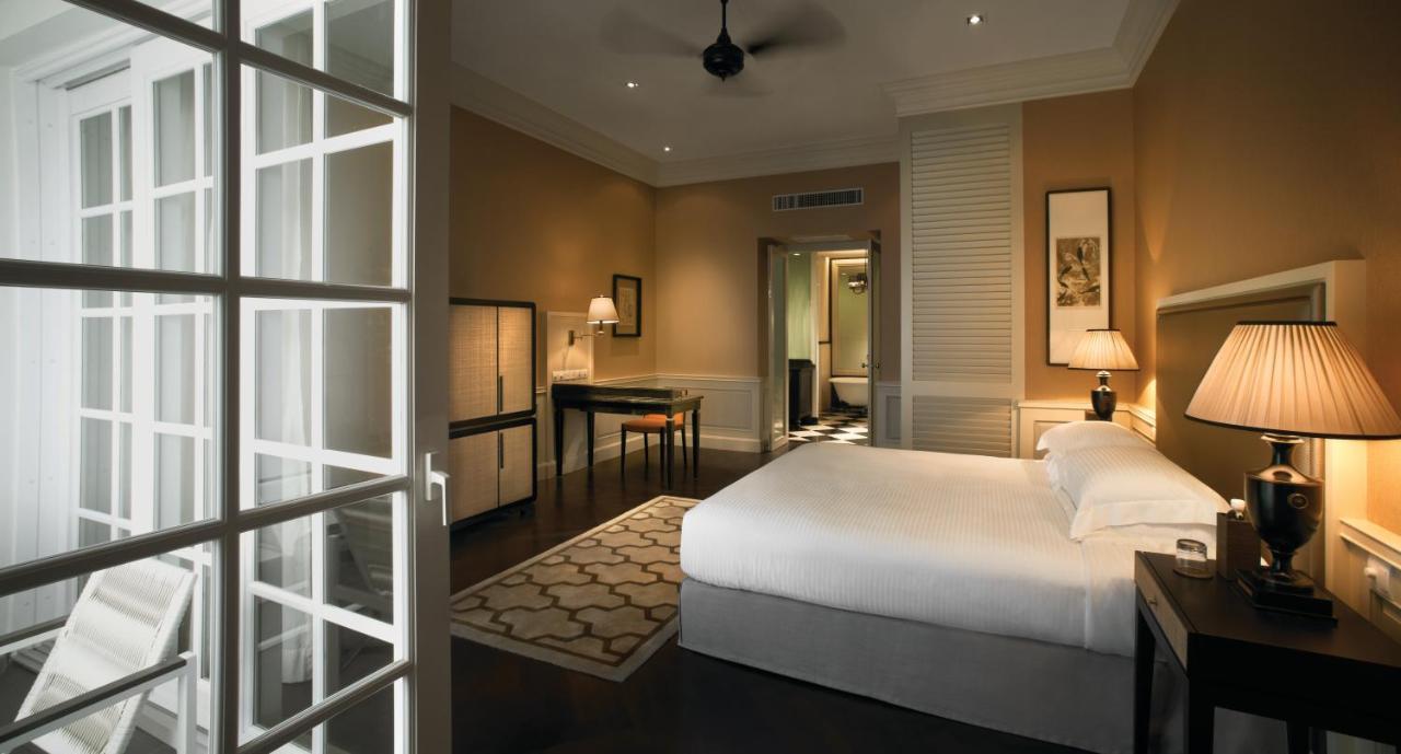 Eastern & Oriental Hotel George Town  Kültér fotó A bedroom at the Fullerton Hotel