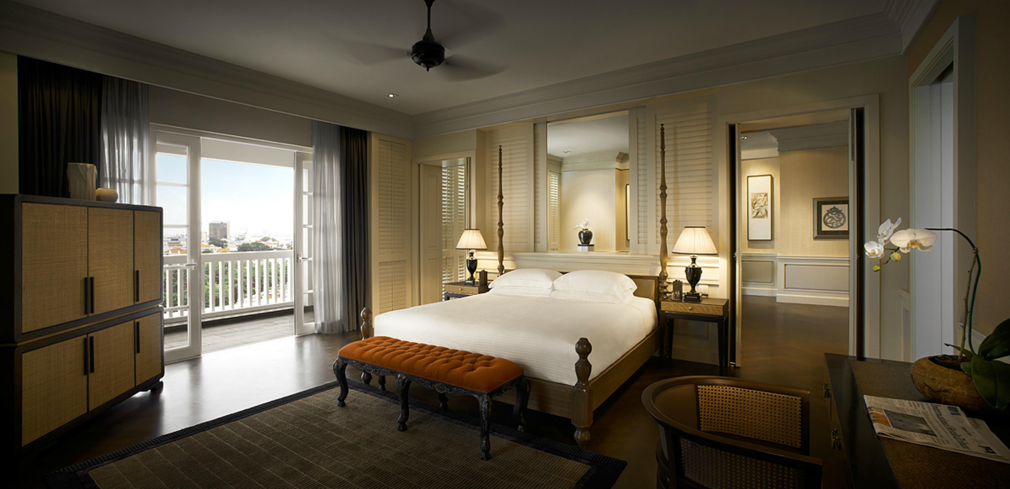 Eastern & Oriental Hotel George Town  Kültér fotó A bedroom at The Peninsula Bangkok
