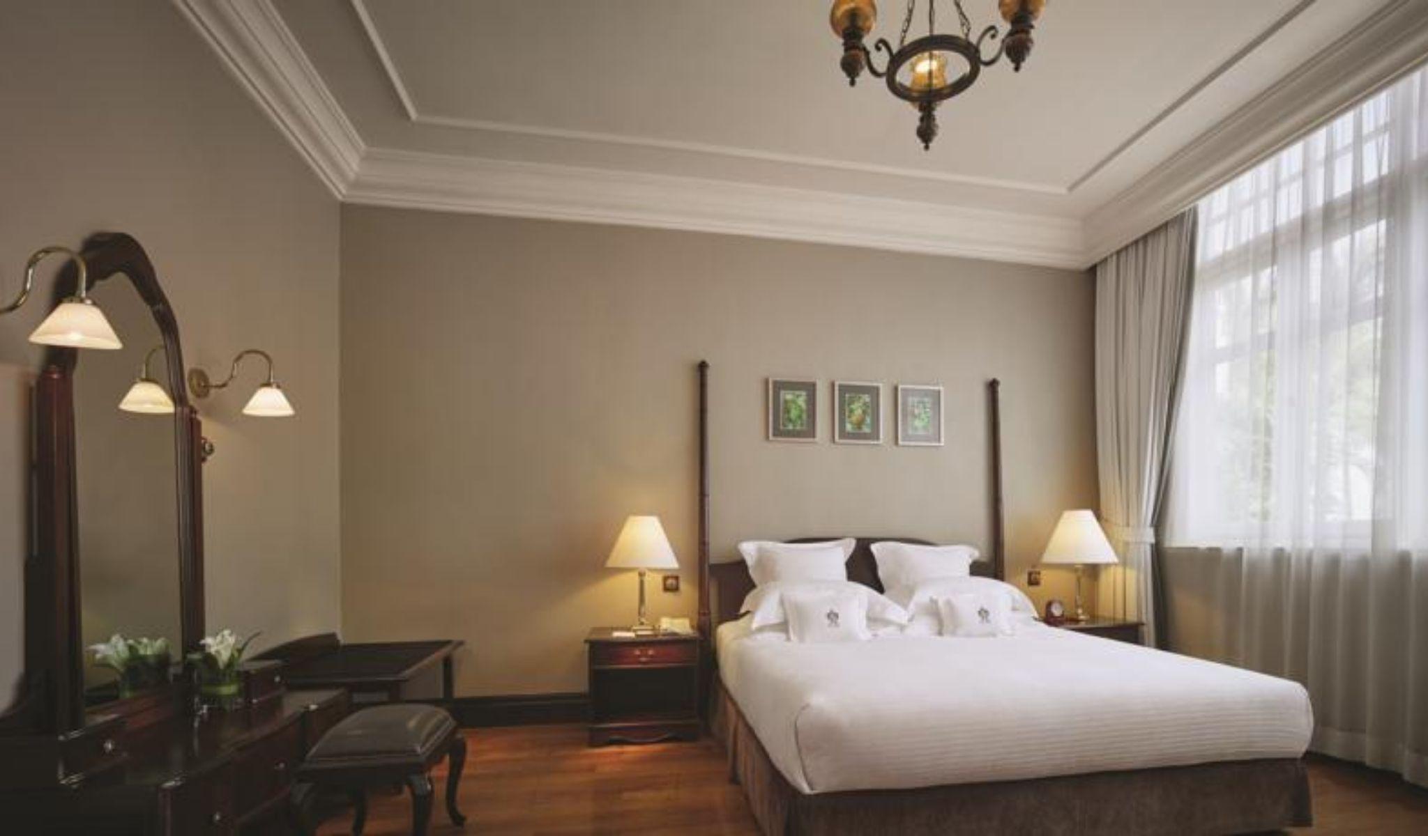 Eastern & Oriental Hotel George Town  Kültér fotó A bedroom at the hotel
