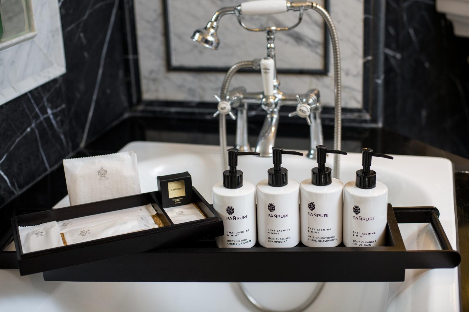 Eastern & Oriental Hotel George Town  Kültér fotó Molton Brown products in a hotel bathroom