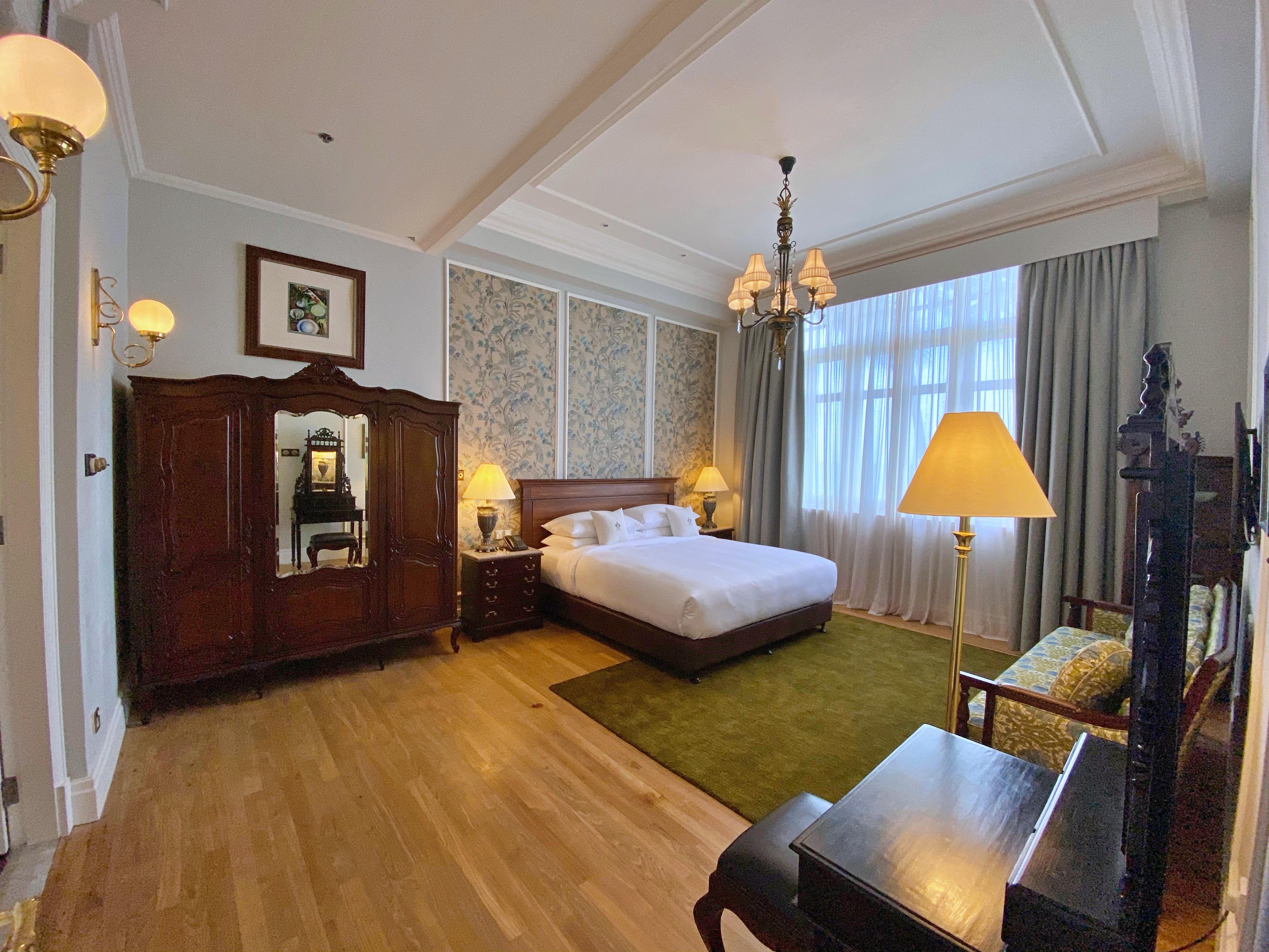 Eastern & Oriental Hotel George Town  Kültér fotó A bedroom at the hotel