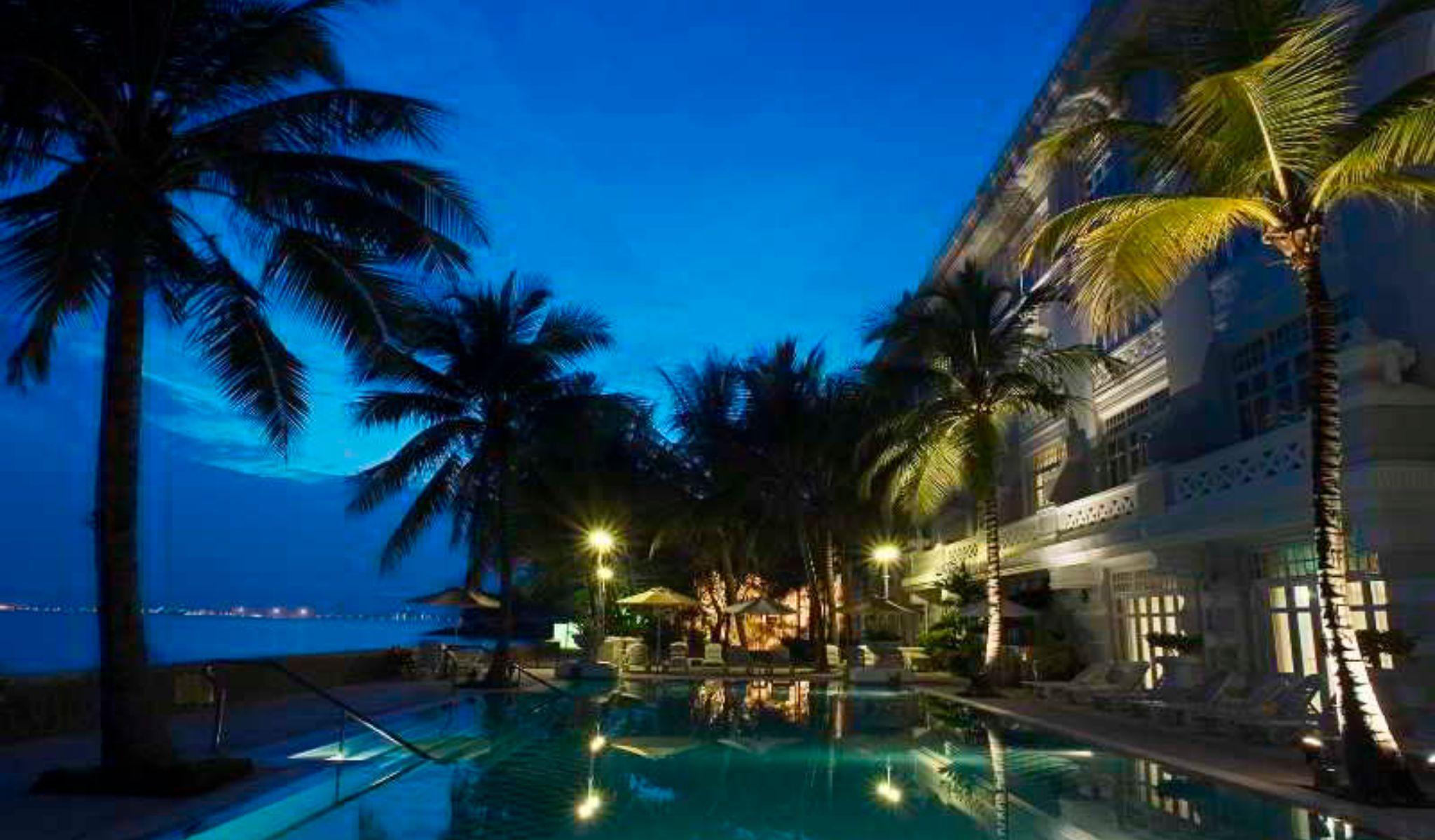 Eastern & Oriental Hotel George Town  Kültér fotó The pool at the hotel