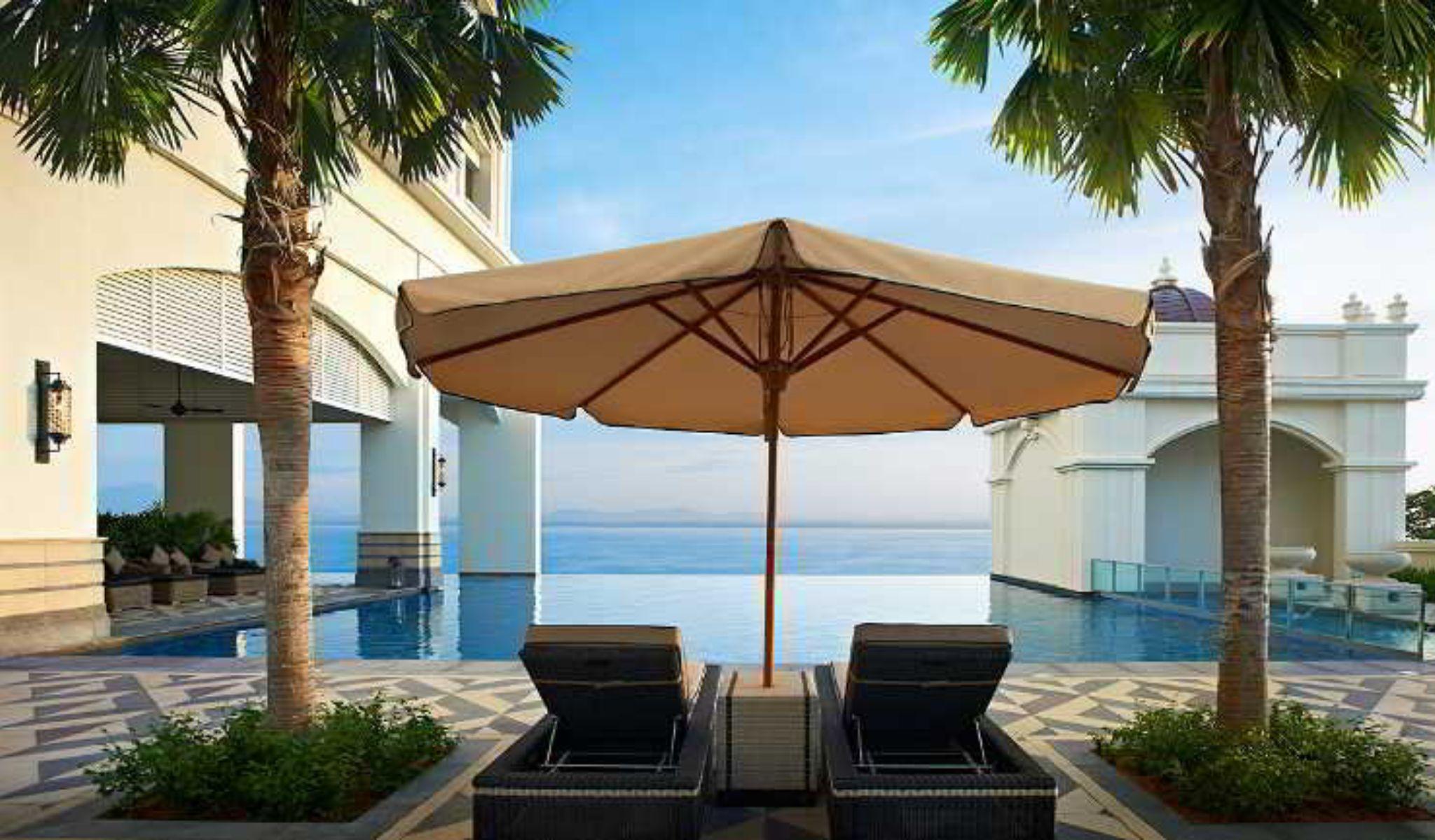 Eastern & Oriental Hotel George Town  Kültér fotó The pool at the hotel